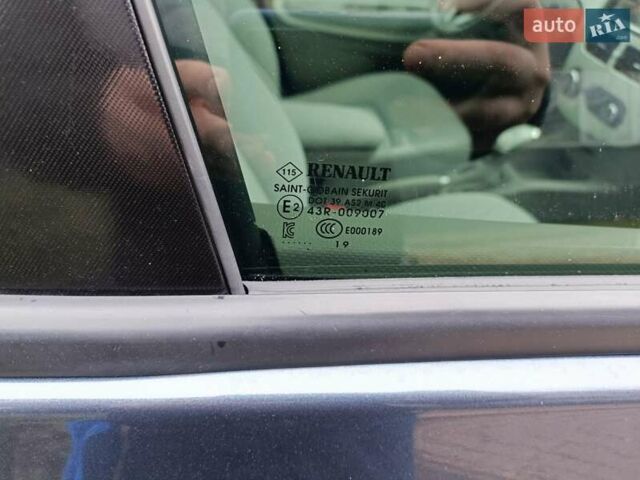 Серый Рено Зое, объемом двигателя 0 л и пробегом 80 тыс. км за 10300 $, фото 19 на Automoto.ua