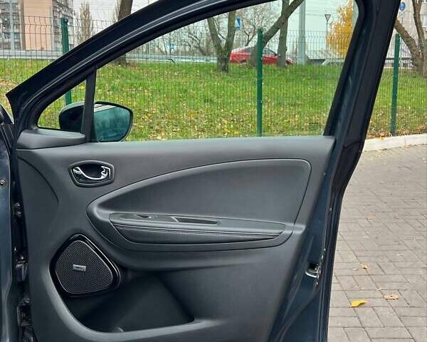 Серый Рено Зое, объемом двигателя 0 л и пробегом 92 тыс. км за 10800 $, фото 19 на Automoto.ua