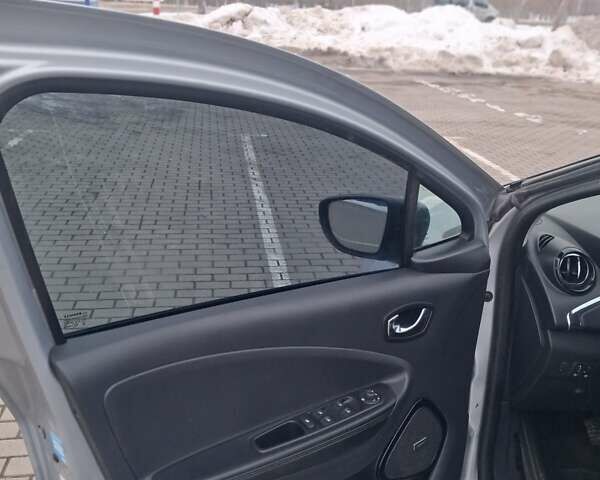 Серый Рено Зое, объемом двигателя 0 л и пробегом 111 тыс. км за 10499 $, фото 8 на Automoto.ua
