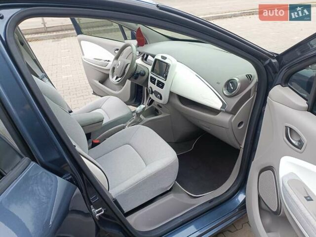 Серый Рено Зое, объемом двигателя 0 л и пробегом 80 тыс. км за 10300 $, фото 5 на Automoto.ua