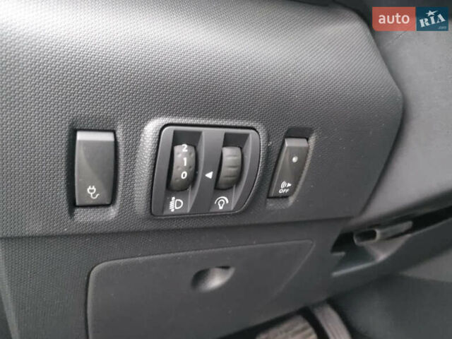 Серый Рено Зое, объемом двигателя 0 л и пробегом 150 тыс. км за 9500 $, фото 11 на Automoto.ua