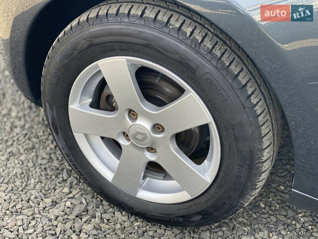 Серый Рено Зое, объемом двигателя 0 л и пробегом 112 тыс. км за 9800 $, фото 64 на Automoto.ua