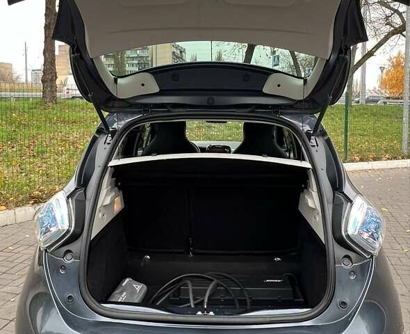 Серый Рено Зое, объемом двигателя 0 л и пробегом 92 тыс. км за 10800 $, фото 13 на Automoto.ua