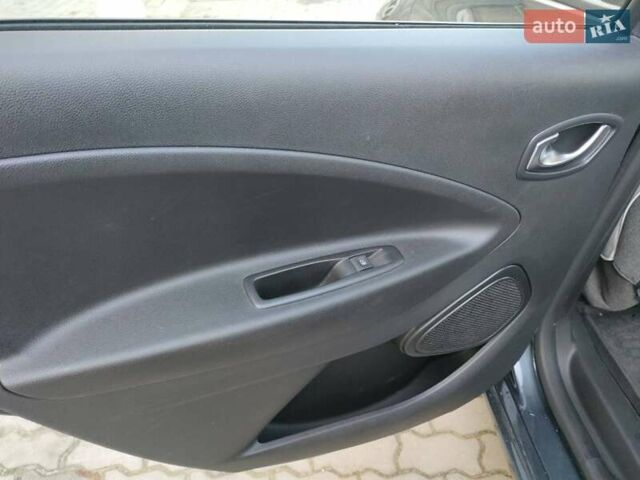 Серый Рено Зое, объемом двигателя 0 л и пробегом 74 тыс. км за 12700 $, фото 21 на Automoto.ua