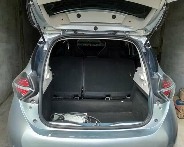 Серый Рено Зое, объемом двигателя 0 л и пробегом 78 тыс. км за 13000 $, фото 14 на Automoto.ua