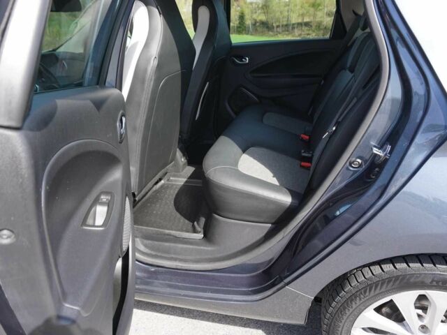 Серый Рено Зое, объемом двигателя 0 л и пробегом 65 тыс. км за 10800 $, фото 10 на Automoto.ua