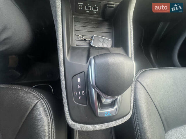 Серый Рено Зое, объемом двигателя 0 л и пробегом 130 тыс. км за 13350 $, фото 72 на Automoto.ua