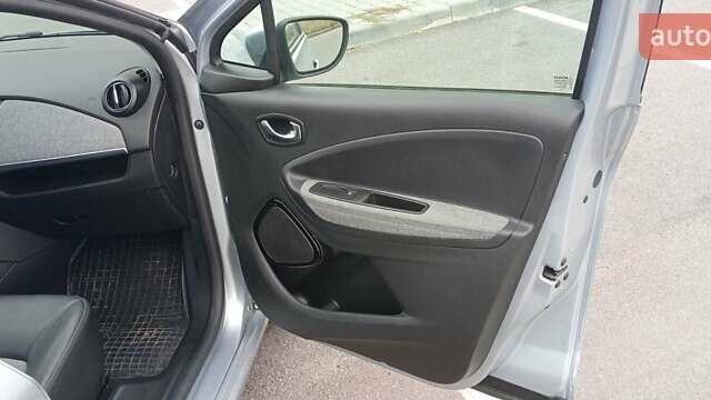 Серый Рено Зое, объемом двигателя 0 л и пробегом 114 тыс. км за 12700 $, фото 5 на Automoto.ua