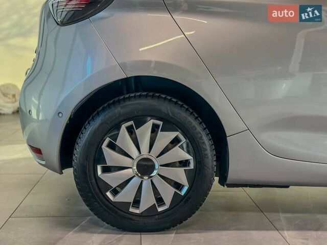 Серый Рено Зое, объемом двигателя 0 л и пробегом 124 тыс. км за 11200 $, фото 7 на Automoto.ua