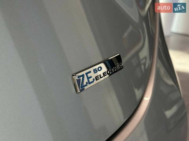 Серый Рено Зое, объемом двигателя 0 л и пробегом 124 тыс. км за 11200 $, фото 32 на Automoto.ua