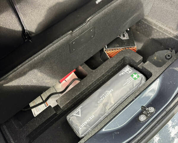 Серый Рено Зое, объемом двигателя 0 л и пробегом 43 тыс. км за 12500 $, фото 14 на Automoto.ua