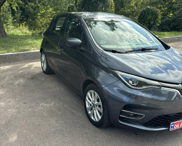 Серый Рено Зое, объемом двигателя 0 л и пробегом 43 тыс. км за 12500 $, фото 2 на Automoto.ua