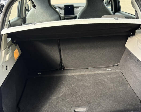 Серый Рено Зое, объемом двигателя 0 л и пробегом 43 тыс. км за 12500 $, фото 13 на Automoto.ua