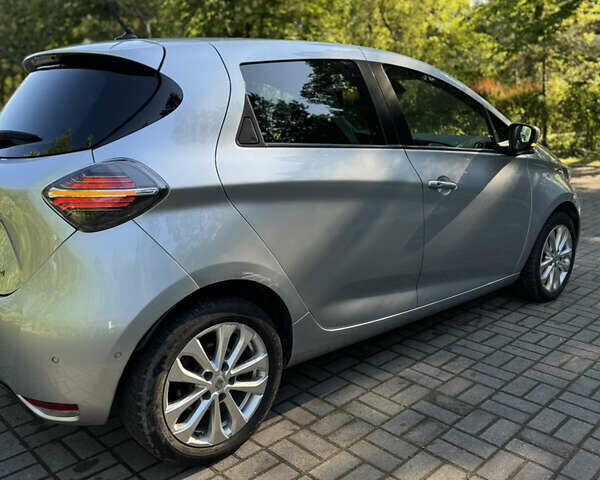 Серый Рено Зое, объемом двигателя 0 л и пробегом 64 тыс. км за 13250 $, фото 2 на Automoto.ua