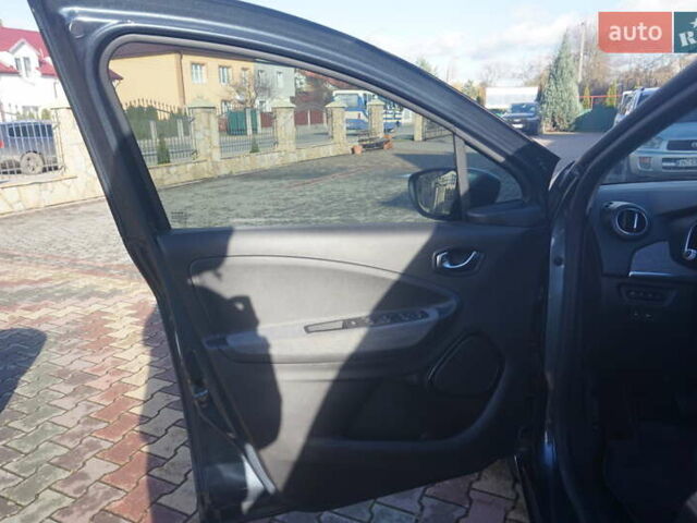 Серый Рено Зое, объемом двигателя 0 л и пробегом 174 тыс. км за 12000 $, фото 24 на Automoto.ua