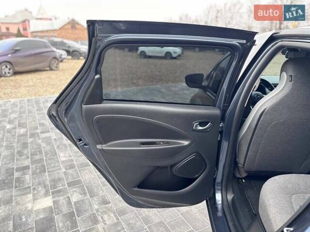 Серый Рено Зое, объемом двигателя 0 л и пробегом 153 тыс. км за 11799 $, фото 12 на Automoto.ua