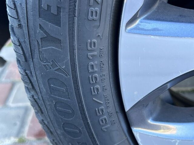 Серый Рено Зое, объемом двигателя 0 л и пробегом 100 тыс. км за 317 $, фото 10 на Automoto.ua