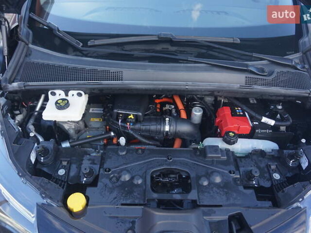 Серый Рено Зое, объемом двигателя 0 л и пробегом 174 тыс. км за 12000 $, фото 54 на Automoto.ua