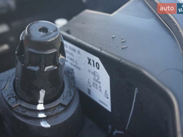 Серый Рено Зое, объемом двигателя 0 л и пробегом 174 тыс. км за 12000 $, фото 59 на Automoto.ua