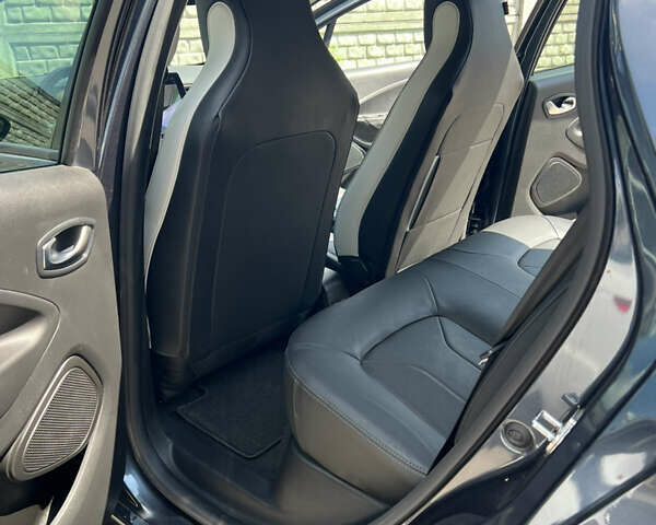 Серый Рено Зое, объемом двигателя 0 л и пробегом 129 тыс. км за 13700 $, фото 12 на Automoto.ua