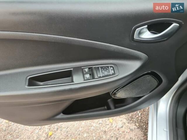 Серый Рено Зое, объемом двигателя 0 л и пробегом 93 тыс. км за 11950 $, фото 19 на Automoto.ua