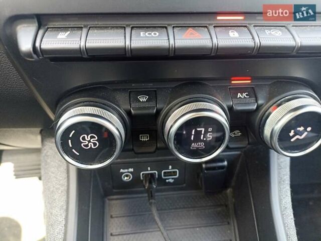 Серый Рено Зое, объемом двигателя 0 л и пробегом 68 тыс. км за 13800 $, фото 17 на Automoto.ua