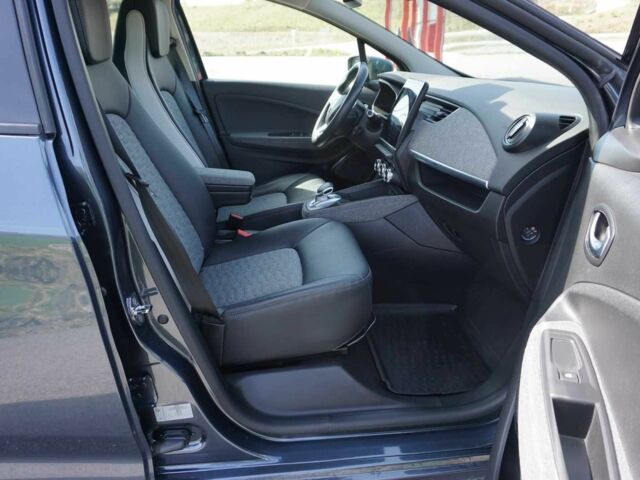 Серый Рено Зое, объемом двигателя 0 л и пробегом 65 тыс. км за 10800 $, фото 12 на Automoto.ua