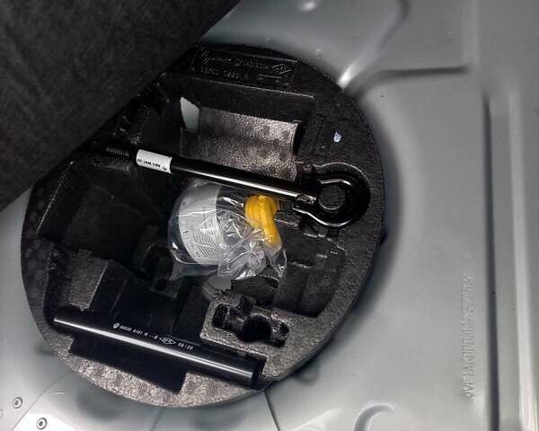 Серый Рено Зое, объемом двигателя 0 л и пробегом 36 тыс. км за 12950 $, фото 26 на Automoto.ua