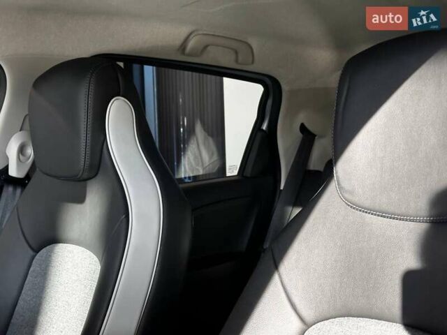 Серый Рено Зое, объемом двигателя 0 л и пробегом 124 тыс. км за 11200 $, фото 20 на Automoto.ua