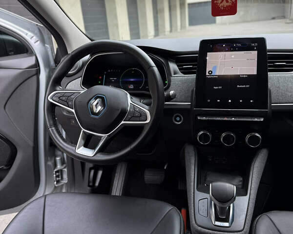 Серый Рено Зое, объемом двигателя 0 л и пробегом 89 тыс. км за 12999 $, фото 33 на Automoto.ua