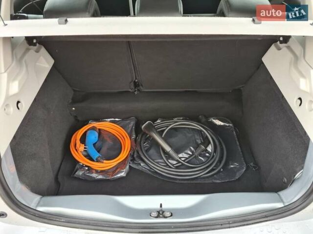 Серый Рено Зое, объемом двигателя 0 л и пробегом 93 тыс. км за 11950 $, фото 16 на Automoto.ua
