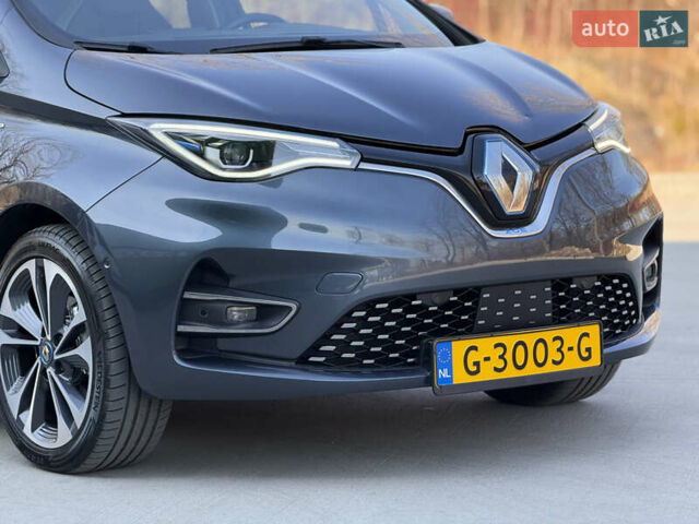 Серый Рено Зое, объемом двигателя 0 л и пробегом 76 тыс. км за 13450 $, фото 2 на Automoto.ua