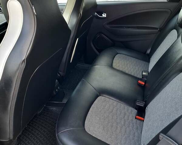 Серый Рено Зое, объемом двигателя 0 л и пробегом 95 тыс. км за 12800 $, фото 38 на Automoto.ua