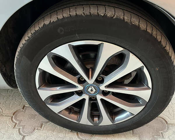 Серый Рено Зое, объемом двигателя 0 л и пробегом 87 тыс. км за 14200 $, фото 20 на Automoto.ua
