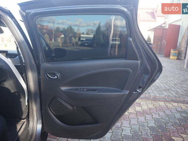 Серый Рено Зое, объемом двигателя 0 л и пробегом 174 тыс. км за 12000 $, фото 42 на Automoto.ua