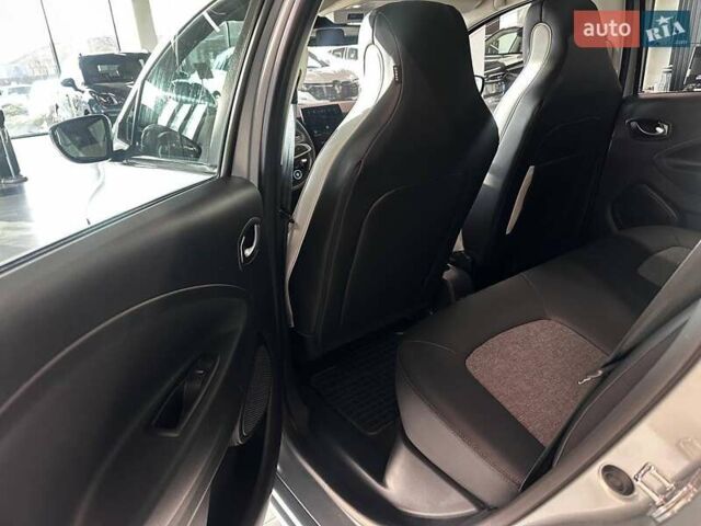 Серый Рено Зое, объемом двигателя 0 л и пробегом 124 тыс. км за 11200 $, фото 30 на Automoto.ua