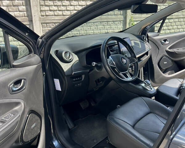 Серый Рено Зое, объемом двигателя 0 л и пробегом 129 тыс. км за 13700 $, фото 13 на Automoto.ua