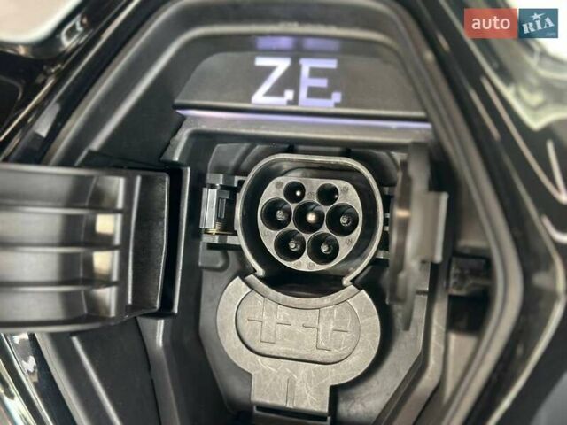 Серый Рено Зое, объемом двигателя 0 л и пробегом 124 тыс. км за 11200 $, фото 38 на Automoto.ua