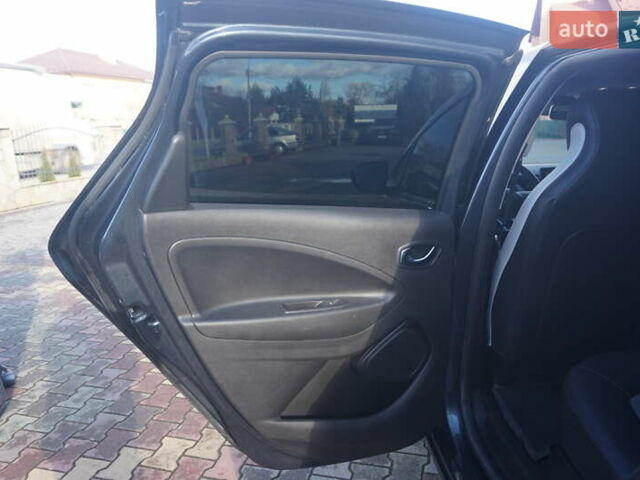 Серый Рено Зое, объемом двигателя 0 л и пробегом 174 тыс. км за 12000 $, фото 45 на Automoto.ua