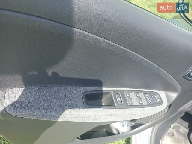 Серый Рено Зое, объемом двигателя 0 л и пробегом 68 тыс. км за 13800 $, фото 12 на Automoto.ua