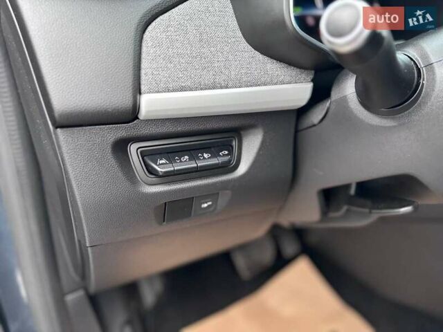 Серый Рено Зое, объемом двигателя 0 л и пробегом 153 тыс. км за 11799 $, фото 11 на Automoto.ua