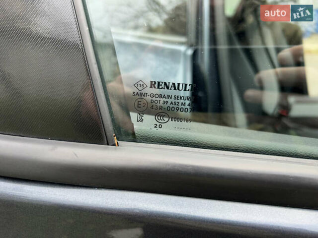 Серый Рено Зое, объемом двигателя 0 л и пробегом 16 тыс. км за 14800 $, фото 42 на Automoto.ua