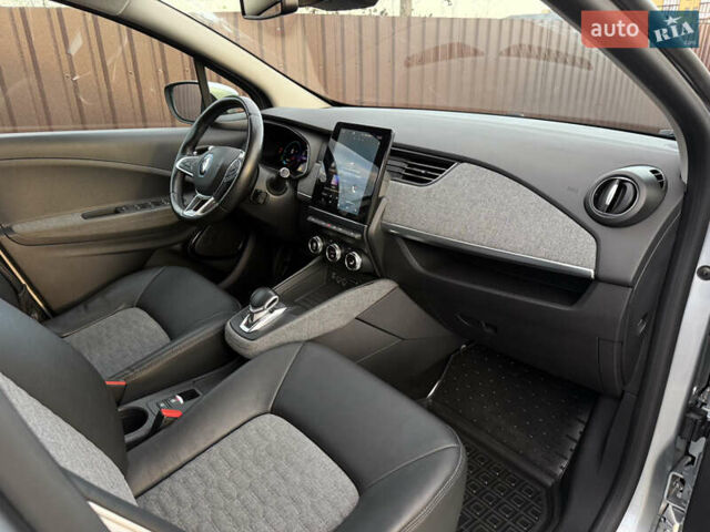 Серый Рено Зое, объемом двигателя 0 л и пробегом 77 тыс. км за 14300 $, фото 26 на Automoto.ua