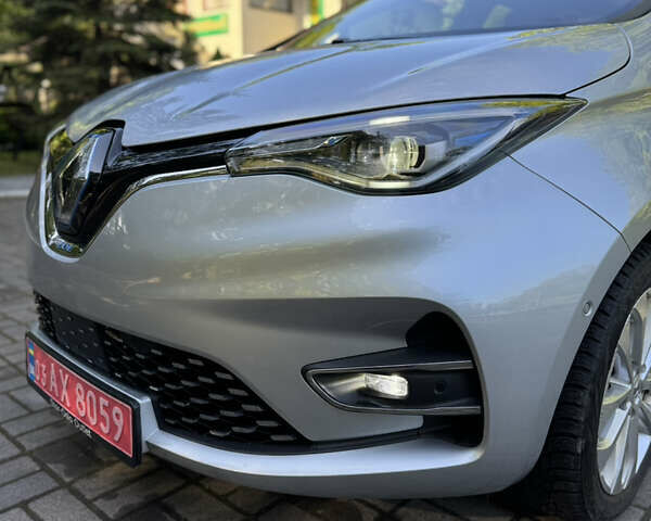 Серый Рено Зое, объемом двигателя 0 л и пробегом 64 тыс. км за 13250 $, фото 4 на Automoto.ua