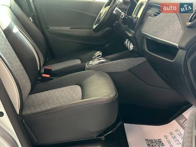 Серый Рено Зое, объемом двигателя 0 л и пробегом 124 тыс. км за 11200 $, фото 37 на Automoto.ua