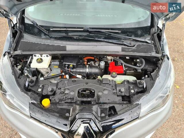 Серый Рено Зое, объемом двигателя 0 л и пробегом 92 тыс. км за 11900 $, фото 9 на Automoto.ua