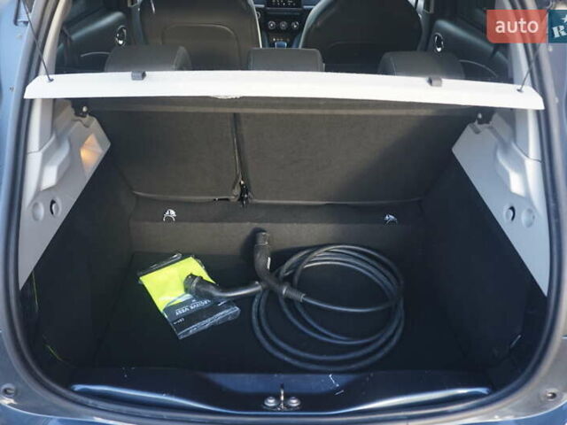 Серый Рено Зое, объемом двигателя 0 л и пробегом 174 тыс. км за 12000 $, фото 51 на Automoto.ua