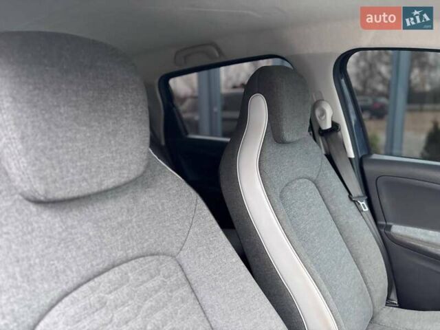 Серый Рено Зое, объемом двигателя 0 л и пробегом 153 тыс. км за 11799 $, фото 28 на Automoto.ua