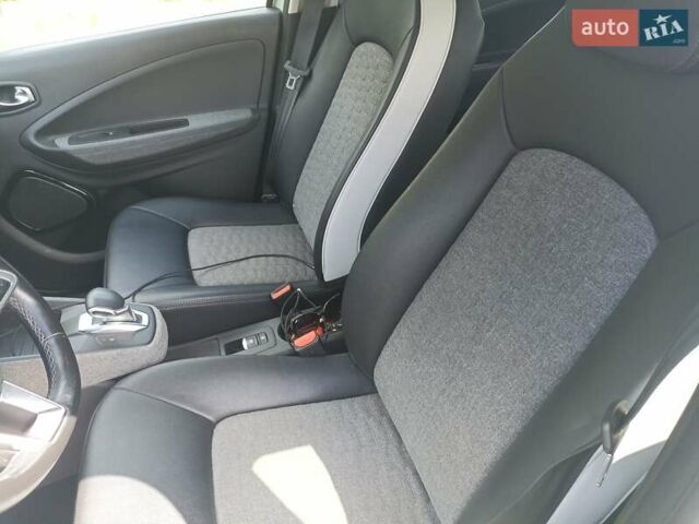 Серый Рено Зое, объемом двигателя 0 л и пробегом 68 тыс. км за 13800 $, фото 8 на Automoto.ua