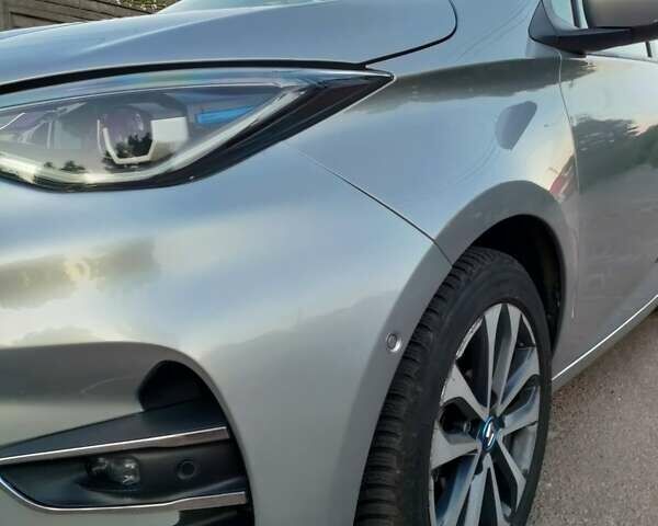 Серый Рено Зое, объемом двигателя 0 л и пробегом 78 тыс. км за 13000 $, фото 3 на Automoto.ua